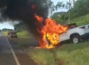 Carro pega fogo na SP – 255 em Avaré
