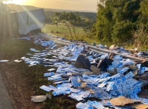 Caminhão tomba e espalha carga de leite às margens de rodovia em Piraju