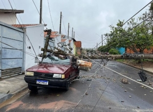 Tempestade com ventos fortes derruba poste sobre carro e causa estragos em Botucatu