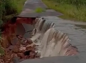 Fortes chuvas alagam a cidade e interdita estrada que dá acesso ao Distrito da Barra Grande