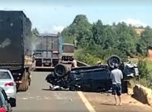 Picape capota em ponte sobre a Represa de Jurumirim