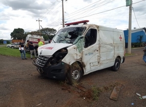 Ambulância capota após ser atingida por carro em rodovia de Avaré