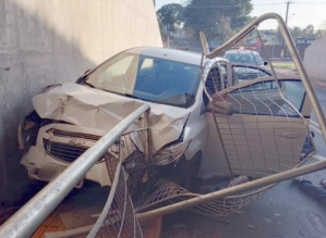 Grupo é detido após bater carro em grade de túnel durante perseguição policial em Avaré