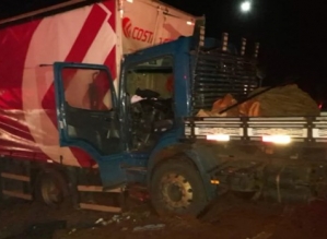 Motorista fica preso às ferragens após colisão traseira entre caminhões em Itaí