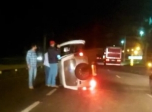 Bebê morre após ser lançado para fora de carro que capotou ao atingir moto