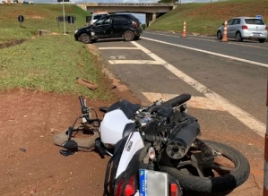 Acidente entre carro e moto deixa mulher gravemente ferida em rodovia de Itapeva
