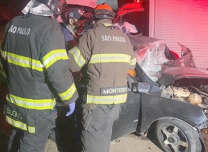 Motorista morre preso às ferragens de carro após colisão frontal com caminhão em Paranapanema