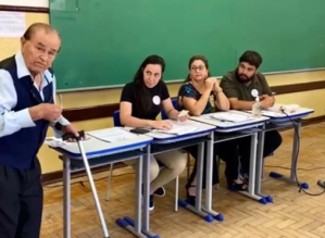 “Feliz que nem um moleque”, diz eleitor de 104 anos que fez questão de votar em Avaré
