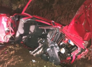 Colisão entre carro e caminhão deixa morto e feridos em rodovia de Itaí