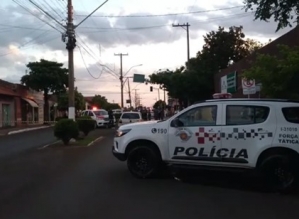 Homem morre em troca de tiros com a polícia após sequestrar ex-companheira no interior de SP