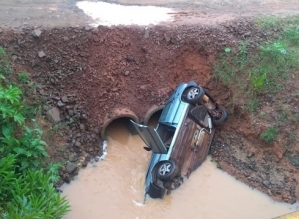 Cinco ficam feridos após carro cair de ponte improvisada em córrego no interior de SP