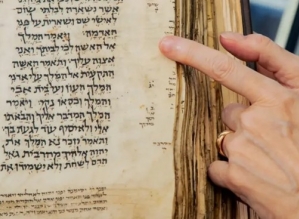 Bíblia hebraica mais antiga do mundo pode chegar a R$ 261 milhões em leilão
