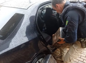 PRF apreende quase 50 quilos de maconha após abordagem de dois veículos