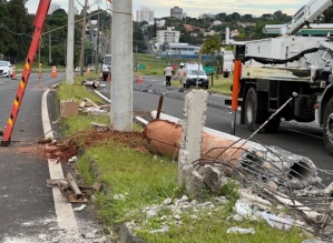 Motorista derruba postes e deixa moradores de Botucatu sem energia