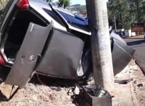 Carro fica preso entre poste e barranco após capotar em Piraju