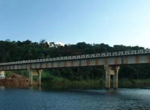 Caminhão cai de rodovia e afunda no Rio Paranapanema