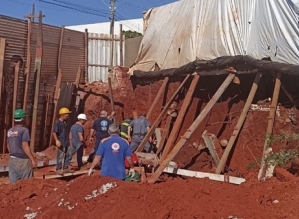 Trabalhador fica ferido após deslizamento de terra em obra de Piraju