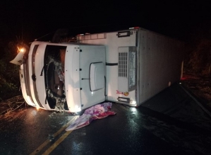 Caminhão tomba e deixa motorista ferido em rodovia de Itaporanga