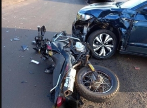 Casal fica ferido ao ter motocicleta atingida por veículo na SP-255, em Avaré