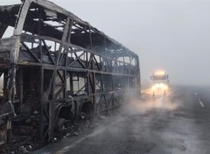Ônibus fica destruído após pegar fogo em rodovia de Águas de Santa Bárbara