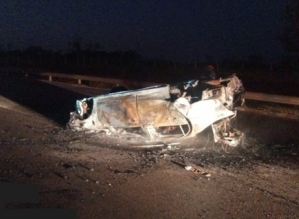 Duas pessoas morrem após carro bater contra defensa metálica e pegar fogo em rodovia