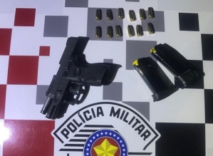 Homem é preso ao emprestar carro de amigo e PM encontrar arma de uso restrito em veículo