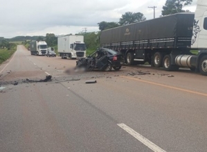Dois homens morrem em colisão entre carro e caminhão no  interior de SP