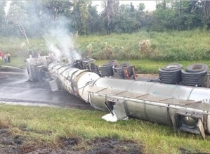 Acidente entre caminhão-tanque e carro mata uma pessoa em Itaberá