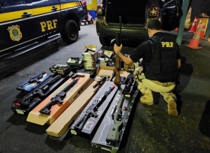 Dupla é presa por contrabando de armas de pressão avaliadas em R$ 40 mil em rodovia 