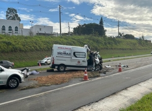 Três pessoas morrem após ambulância bater na traseira de caminhão em rodovia no interior de SP