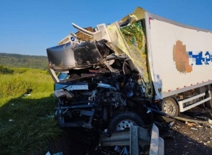 Motorista morre em acidente entre caminhões na Castello Branco em Itatinga