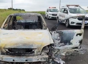 Mulher é presa suspeita de matar namorado e atear fogo em carro com corpo dentro no interior de SP