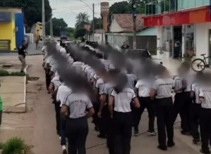 Estudantes de escola cívico-militar cantam versos de ódio em atividade escolar