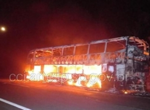 Motorista e passageiros escapam ilesos de ônibus que pegou fogo na Castello Branco 