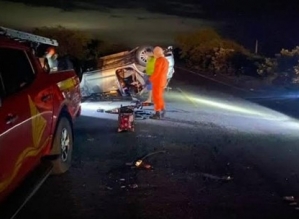 Carro da Secretaria da Saúde de Piraju que levava pacientes para SP capota em rodovia