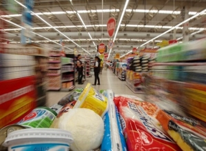 Comer pesa cada vez mais no bolso: famílias mais pobres já gastam 22% da renda com alimentação