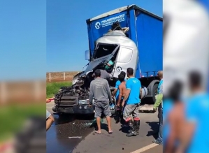 Motorista fica ferido após acidente entre carretas em rodovia de Itaí