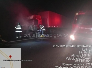 Caminhão carregado com tintas pega fogo na Rodovia Castello Branco em Itatinga
