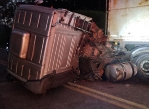 Motorista morre após carreta bater contra talude em rodovia do interior de SP