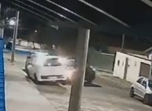 Motorista bate em carro estacionado, troca de lugar com passageiro e é “esquecida” durante fuga