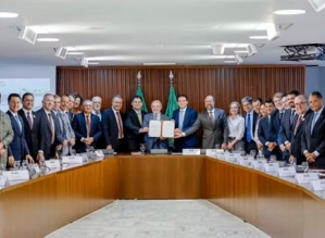 Lula assina MP que muda regras do setor elétrico e amplia gratuidade da conta de luz
