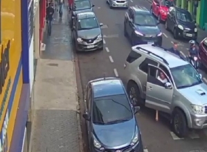 Criminoso rouba caminhonete com vítima dentro e bate carro durante fuga em Avaré