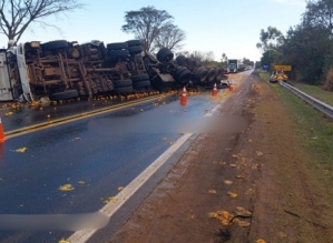 Caminhão carregado de laranjas tomba e interdita a SP-255 em Pratânia