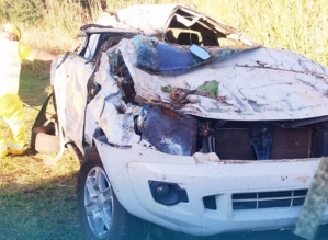 Passageira fica ferida após caminhonete capotar e cair de ponte na SP-255 em Avaré