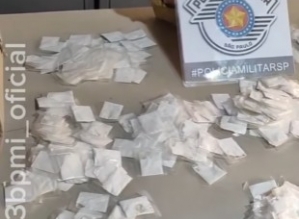Polícia Militar prende mulher por tráfico de drogas com 600 porções de cocaína