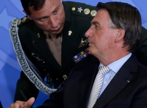 Bolsonaro mandou Cid distribuir remédios de uso proibido no Brasil durante a pandemia da covid-19