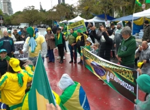 À espera do Messias em frente ao quartel ou à PF em Curitiba