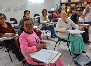 Idosa de 94 anos aprende a ler e escrever em projeto voltado para a terceira idade no interior de SP