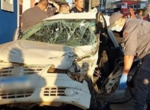 Motorista que capotou carro e atingiu vários veículos fugia de blitz policial no interior de SP