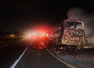 Motorista e mais de 30 passageiros escapam ilesos de ônibus que pegou fogo em rodovia